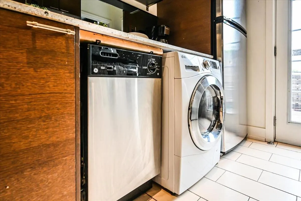1 Bedroom Oasis In Downtown Toronto 0*,  Canada